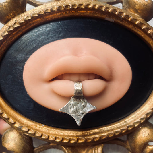 Bijoux de Levres / Lip Cuff